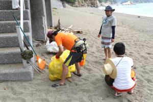 高浜海岸の清掃の様子です