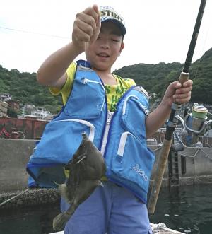 保戸島の海で魚釣りをしています