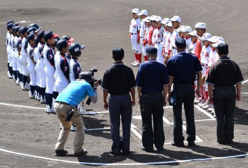 試合前の整列の様子です