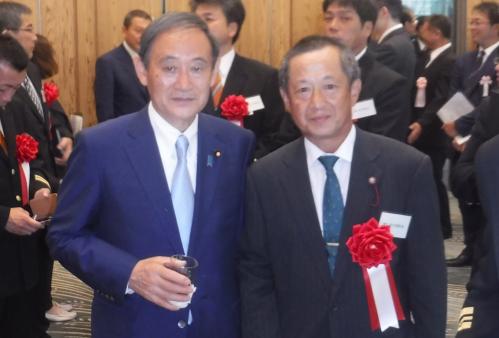 井上消防団長、菅内閣官房長官との記念写真です