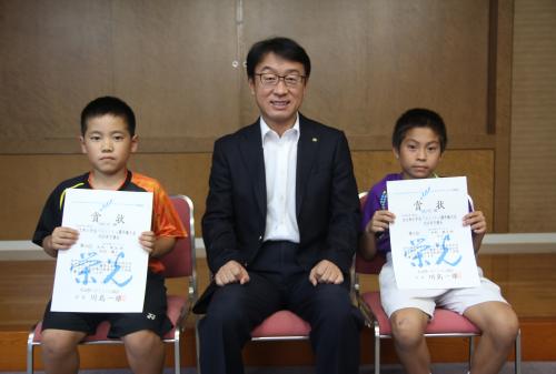 バドミントンの九州大会に出場する仲町銀志選手と丸木爽汰選手です