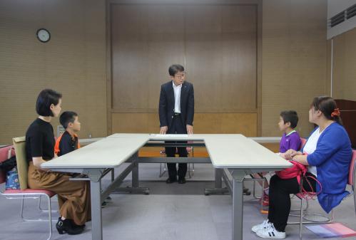 市教育委員会を訪れ、教育長から、激励の言葉と両選手から、九州大会へ向けての決意表明がありました