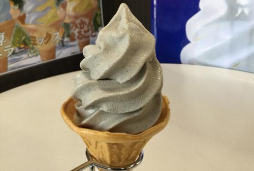 セメントソフトは、ひまわりの種を粉末にしてブレンドしたソフトクリームです