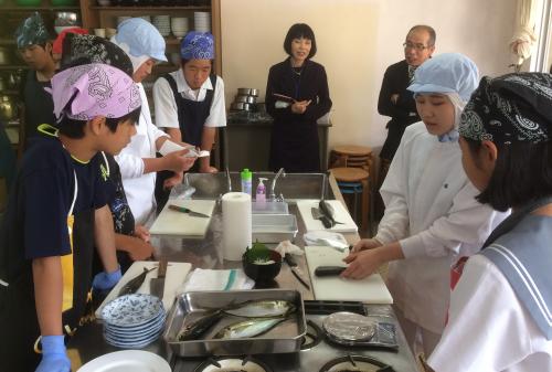 第一中学校の２年生を対象に、水産教室が開催されました