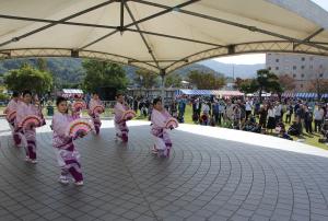 扇子踊り娘による扇子踊りの様子です