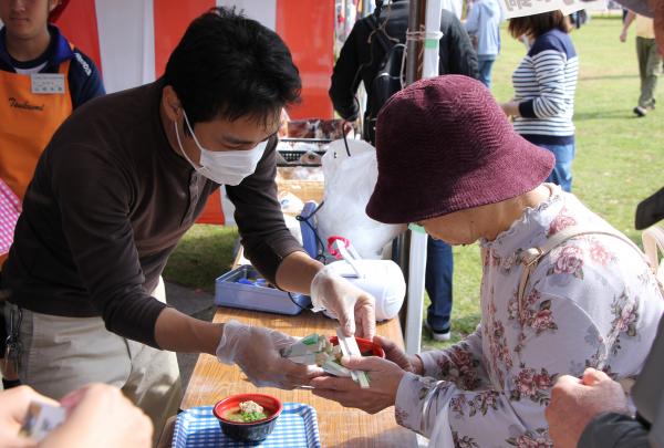 まぐろ山椒鍋の無料配布が行われました