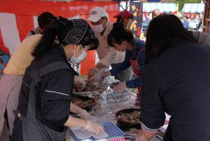 まぐろ兜焼きの無料配布の様子です