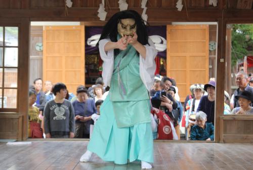 湯立神楽奉納や縄切神楽奉納が行われました