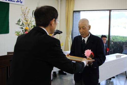 受賞者に表彰状と記念品または感謝状が手渡されました