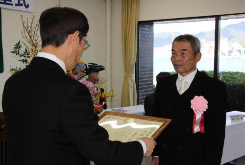 川野市長から表彰状が手渡されました