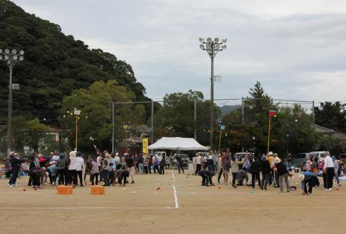 最後は、玉入れ競技で大会を締めくくりました