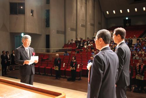 津久見市長表彰に１２名、津久見市社会福祉協議会会長表彰に３名と１団体が表彰されました