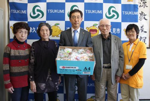 とぎ倶楽部の利用者と職員の方が手作りの交通安全のお守りを贈呈するため、市役所を訪れ、市長がお礼の言葉を述べました