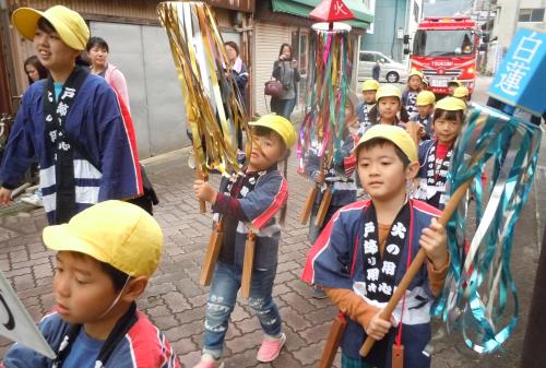 和順幼稚園、白蓮幼稚園の園児と先生、消防職員で商店街を行進しました