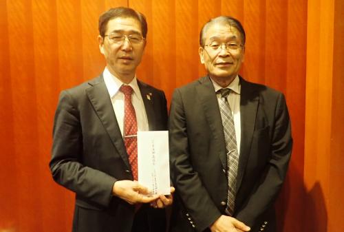 「九州北部豪雨災害復興支援コンサート」の利益を被災自治体に寄附する形で、九州大学名誉教授の小松利光氏から市長に寄附金が手渡されました