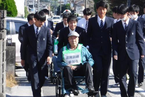 大分県立津久見高等学校と中田区の地元住民の方で大津波による災害を想定した合同避難訓練を実施しました