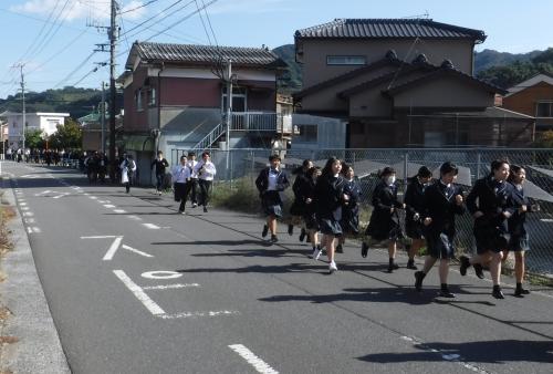 生徒たちは、駆け足で避難場所である第二グラウンドに逃げる訓練をしました