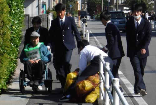 要配慮者の方が乗った車いすを押し、道端にあるごみなどの障害物をどけたりしました