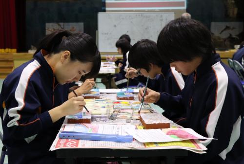 １１月１６日、第一中学校体育館で津久見の石灰を使ったフレスコ画制作の特別授業が開催されました