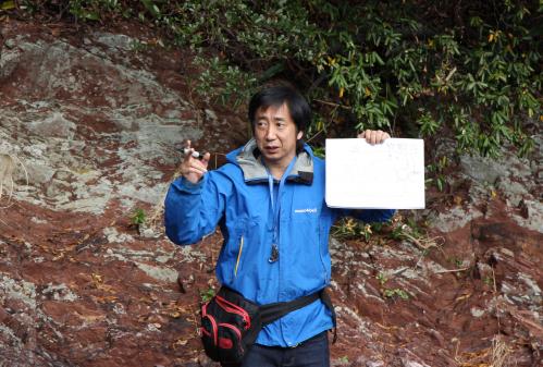網代島で説明する熊本大学の尾上哲治准教授