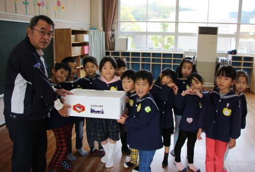 株式会社兵殖が、市内にある保育園や認定こども園、幼稚園においしいブリを届けてくれました