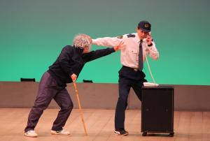 津久見幹部交番劇団による演劇の様子です