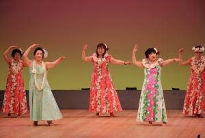 九州ハワイアン協会によるフラダンスの様子です