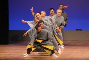 津久見市区長会による舞踊の様子です