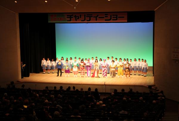 津久見市三役・課長会と津久見樫の実少年少女合唱団によるフィナーレの様子です
