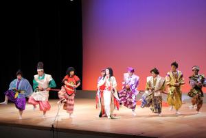 津久見市三役・課長会による舞踊劇の様子です