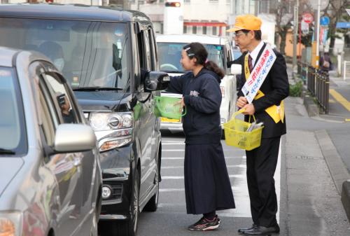 津久見幹部交番前で「おおいた冬の事故ゼロ運動」街頭キャンペーンが行われました