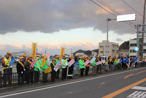 冷たい風が吹く中、たくさんの交通関係団体の皆さんを始め、今回は津久見少年剣道教室のみなさんも街頭運動に参加しました