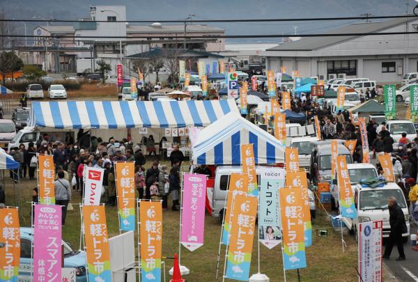 「第１回つくみ軽トラ市」が津久見港埋立地で開催されました