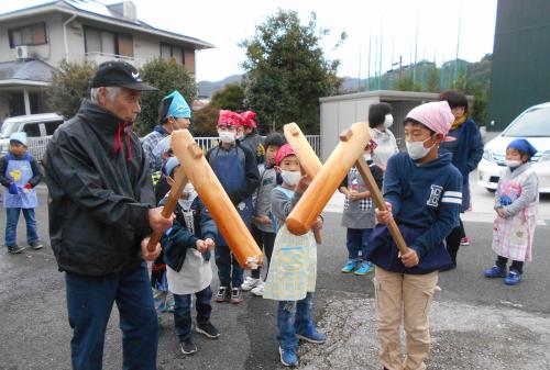 この日は子どもからお年寄りまで７７人が参加しました