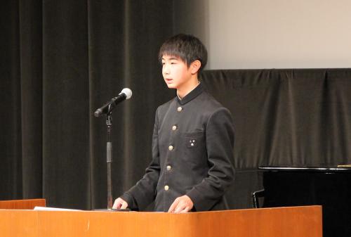 第３８回全国中学生人権作文コンテスト大分県大会佐伯地区で最優秀賞を受賞した西隆汰さん(二中３年)が、受賞作品『聴こうとしたのはあの授業から』を発表しました