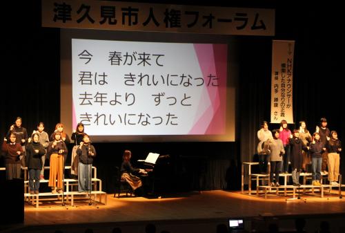 大分県立芸術文化短期大学の学生による手話を交えた合唱がありました