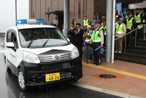 市民会館で津久見市青色防犯パトロール出発式が行われました