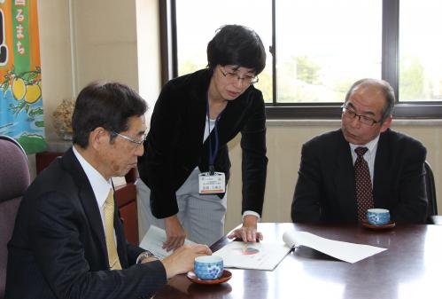 市役所を訪れ、川野市長へ県大会での発表と県代表選出の報告しました