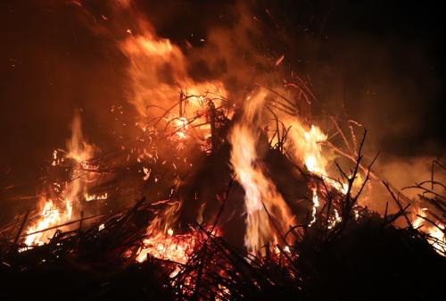 高浜地区のとんど焼きは、その広い砂浜を活かして大規模に行われており、正月に飾った注連縄や松飾りなどを燃やし、その年の無病息災を祈ります