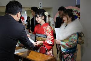 受付をしている新成人のみなさんの写真です