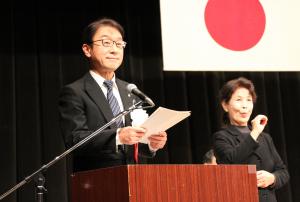 平山教育長が１人１人新成人の紹介をしました
