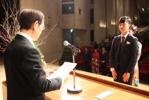 成人証書および記念品が松下直矢さん、村上晴香さんに贈呈されました