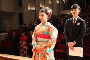成人証書および記念品が松下直矢さん、村上晴香さんに贈呈されました