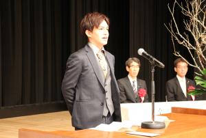 「２０歳からのメッセージ」として、平川莉玖さん、金田海愛さんがこれまで過ごしてきた思い出、感謝の意や、これからの抱負、希望などについて発表しました