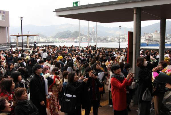 会場には多くの人たちが集まりました