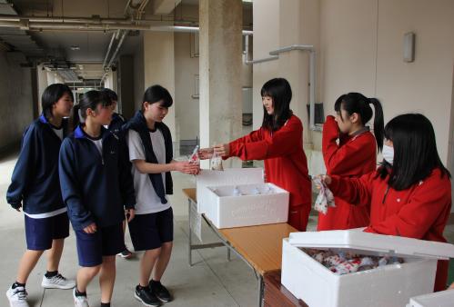 ２月５日、津久見高校で２年ぶりの「強歩大会」が行われ、１・２年生の生徒約３６０人が参加しました