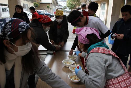 この炊き出しには、昨年７月に発生した「西日本豪雨災害」の時に愛媛県立三間高校に送った募金のお礼としていただいた、三間高校で収穫したお米を利用しました