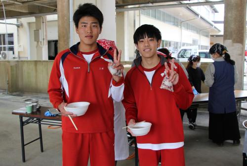 温かなご飯と豚汁を味わった生徒たちは、疲れた表情も笑顔に変わり、友達との楽しい時間を過ごしていました