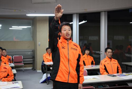 ２月１３日、「第６１回県内一周大分合同駅伝競走大会」の津久見市選手・役員結団式が市民図書館で行われました