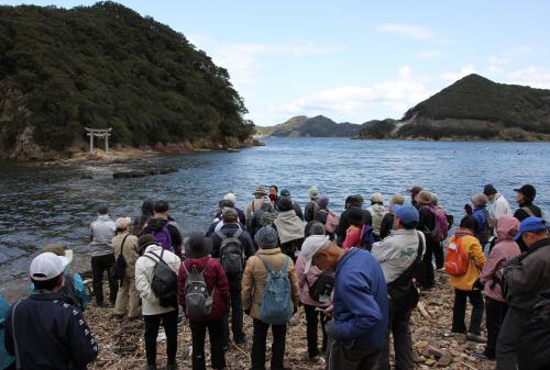 網代島では、津久見市教育委員会生涯学習課の職員による網代島についての詳しい説明がありました